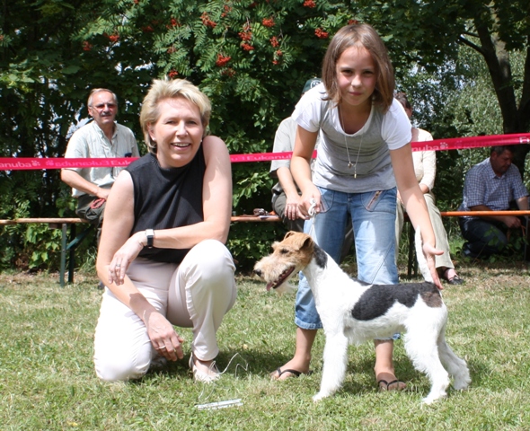 Junior-Handlerin Anna Lena Zimmermann mit Bella vom Knetzberg und die strahlende Richterin Karin Meyer